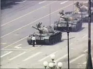  ?? CNN / GETTY ?? Xina, 1989. Un jove va aconseguir aturar una columna de tancs durant la protesta de Tiananmen, a Pequín