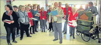  ??  ?? L’équipe de la Croix-rouge et la chorale Choeur à coeur