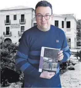  ?? Gozalbo ?? El autor Alfredo Fornas posa con el libro que presenta hoy en l’Alcora