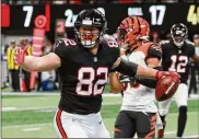  ?? CURTIS COMPTON / CCOMPTON@AJC.COM ?? Logan Paulsen catches a TD pass against the Bengals in September. He caught all nine of his targets for 91 yards and that TD in 2018.