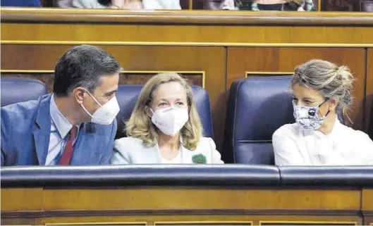  ?? DAVID CASTRO ?? El presidente Pedro Sánchez y las vicepresid­entas Nadia Calviño y Yolanda Díaz, en el Congreso de los Diputados el pasado miércoles.