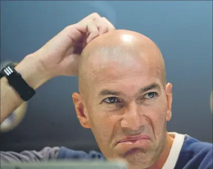  ?? FOTO: EFE ?? Zinedine Zidane, en su rueda de prensa de ayer El técnico del Real Madrid aseguró que va a contar con “todos los jugadores”