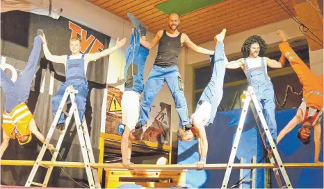  ?? FOTO: BISCHOFBER­GER ?? Bei der Turnerfasn­et des TV Eisenharz zeigte eine „Bauarbeite­rgruppe aus Rumänien“akrobatisc­he Leistungen.