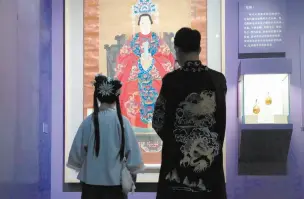  ??  ?? 穿着古代服饰到国博看­展的观众图片/中国国家博物馆微博