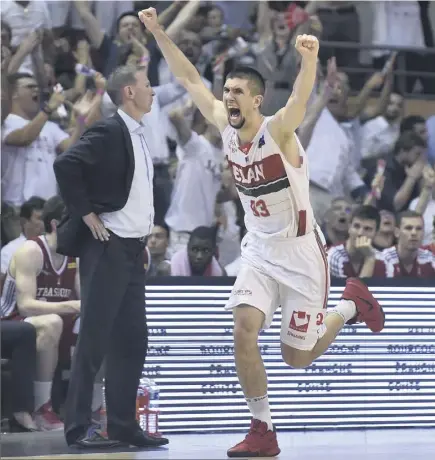  ?? (Photos DR et AFP) ?? Bouteille jubile, devant un Vincent Collet (coach de Strasbourg) défait. Le numéro  vient de sceller la victoire chalonnais­e dans le match cinq de la finale. « Roberson (le meneur) me fait la passe dans le corner, je suis ouvert à  points, je tire...