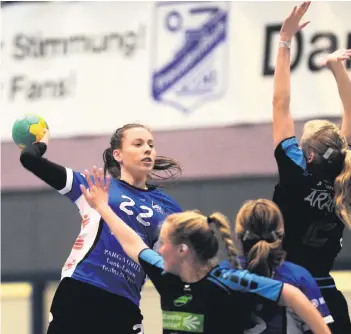  ??  ?? Zugang Eva Kloeters feiert am letzten Spieltag der Oberliga-Saison ihre Premiere im Trikot der Treudeutsc­h-Damen und erzielt ihren ersten Treffer.