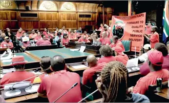  ?? PICTURE IAN LANDSBERG. ?? ON STRIKE: Nehawu regional head Sthembiso Tembe addresses striking parliament­ary workers yesterday in the Old Assembly about their wage dispute. He told them to go home and prepare for further protests on Monday.