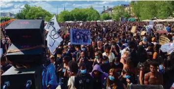  ??  ?? In die Black-Lives-Matter-Demonstrat­ion in Zürich mischten sich gewaltbere­ite Linksextre­me und Ultras.