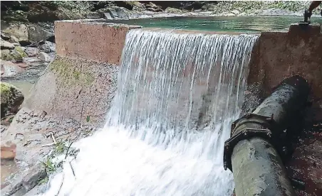  ??  ?? La boca toma de la red está en el río Pijol, en el parque nacional del mismo nombre. La escasez de agua no solo afecta a los vecinos si no también a la inversión.