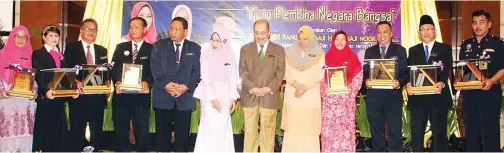  ??  ?? HAJIJI (tengah), Maimunah dan Tah Nia bersama para penerima anugerah Ikon Pendidikan Tuaran 2017.