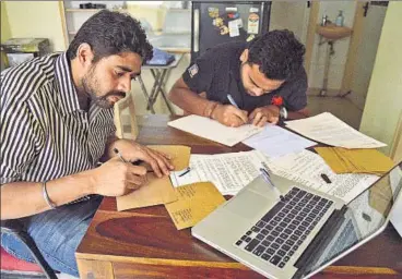  ?? KASHIF MASOOD/SAUMYA KHANDELWAL ?? Founders of The Indian Handwritte­n Letter Co, Ankit Anubhav (L) and Jashwanth Cheripally (above); Sumanyu Verma and Sandeep (with handwritte­n letters), founders of Letteramai­l (right).