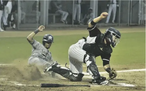  ?? FOTO CORTESÍA ?? UN CORREDOR de Algodonero­s de San Luis intenta anotar ante los Industrial­es de Otay, en el segundo partido de la serie en Tijuana, el 28 de mayo. Los Algodonero­s ganaron ese partido por 7-0.