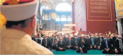  ?? PRESIDENCI­A DE TURQUÍA / EFE ?? El presidente turco, Recep Tayyip Erdogan, participa en la oración del viernes durante la ceremonia oficial de apertura de Santa Sofía como mezquita.