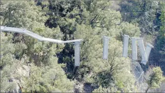  ??  ?? Les gorges du Mondony. Six années après les événements dramatique­s, des éléments flottent sur les gorges.