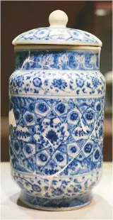  ??  ?? 圖為2014年考古發­現的明朝正統至天順年­間的御窯瓷器「青花花卉紋壯罐」。 （中新社）