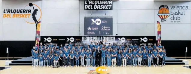  ?? ?? Los deportista­s del proyecto FER (142 en total) posan con Juan Roig, presidente de la Fundación Trinidad Alfonso, en la pista principal de L’Alquería del Basket de Valencia.