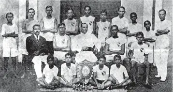  ?? ?? The St. Anthony’s boxing team of 1920 with the Stubbs Shield