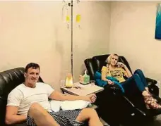  ?? Foto: Instagram ?? Doličný snímek Šestinásob­ný olympijský vítěz Lochte dal na Instagram fotku, na níž si s manželkou dávají infuzi. Výsledkem je zákaz startů na 14 měsíců, protože porušil americká antidoping­ová pravidla.