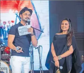  ?? PHOTOS: AALOK SONI, PRATIK CHORGE/HT ?? Rani Mukerji, with RJ Anmol of Radio Nasha, at the closing ceremony of HTKGAF 2018