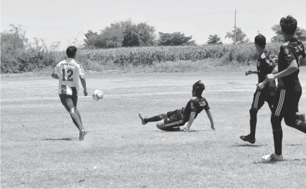  ?? FOTO: JESÚS LEAL ?? La liguilla del Torneo de Futbol Libre de Los Ángeles del Triunfo se puso en marcha ayer y hoy continuará.