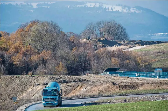  ?? (YVES LERESCHE ) ?? Le site d’Orllati à Bioley-Orjulaz sert à l’entreposag­e de terres d’excavation. La police y a fait des forages pour vérifier (et invalider) les accusation­s de pollution.