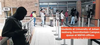  ?? /THULANI MBELE ?? Students at University of Johannesbu­rg, Doornfonte­in Campus queue at NSFAS offices.