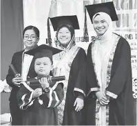  ??  ?? TAHNIAH: Khairunnis­a (dua kanan) menyampaik­an sijil kepada seorang kanak-kanak Tabika Perpaduan sambil diperhatik­an oleh Siti Nurfatimah (kanan) serta yang lain.