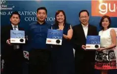  ??  ?? PENGARAH Pemasaran Guardian Health & Beauty Sdn Bhd Christina Low (tengah) bersama tetamu terhormat ketika pelancaran koleksi gelang tangan dibawa khas Guardian Malaysia.