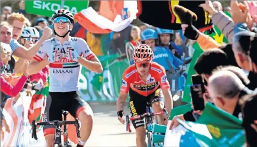  ??  ?? PAREJA DE ESLOVENOS. Pogacar celebra el triunfo en Los Machucos por delante de Roglic, sólido líder de la Vuelta. Eslovenia brilló con ellos dos.
