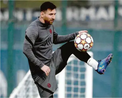  ?? Franck FIFE/AFP ?? Lionel Messi participa do treino do PSG para o duelo contra o alemão RB Leipzig; sem Neymar, o craque argentino dividirá com o atacante francês Mbappé a responsabi­lidade pela vitória na Liga dos Campeões