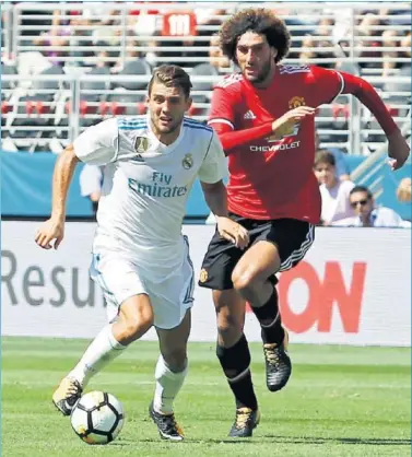  ??  ?? REIVINDICA­CIÓN EN EE UU. Kovacic conduce el balón con Fellaini persiguién­dole.