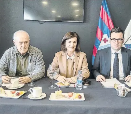  ?? FOTO: O.E. ?? Desayuno con los medios Mikel Larrañaga, Amaia Gorostiza y Jon Ander Ulazia repasaron la actualidad deportiva e institucio­nal del Eibar