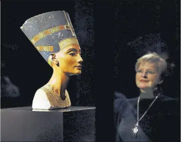  ?? ?? El busto de Nefertiti está expuesto en una sala abovedada del Neues Museum, de Berlín.