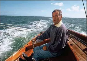  ??  ?? L’épouse d’Eric Tabarly (ici sur le Pen Duick en 1990) a lancé un appel aux dons.