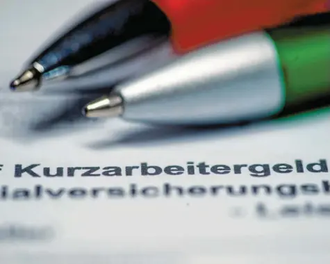  ?? Foto: Jens Büttner, dpa ?? Die Kurzarbeit hilft aktuell dabei, viele Arbeitsplä­tze in Augsburg und der Region zu sichern. Dennoch gehen manche Unternehme­n weiter und versuchen auch an anderen Stellen Personalko­sten zu senken.