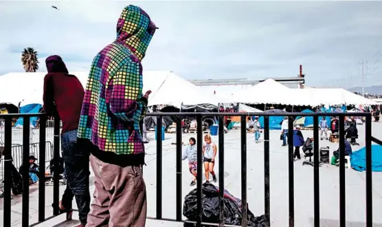  ?? /AFP ?? Integrante­s de la primera caravana migrante esperan en el refugio de El Barretal, Tijuana, tramitar una visa humanitari­a en Estados Unidos, un proceso de por sí largo que se extenderá debido al cierre del gobierno de ese país