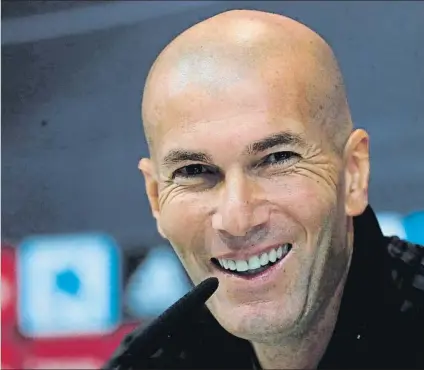  ?? FOTO: EFE ?? Al mal tiempo, buena cara Es lo que parece pensar Zinedine Zidane pese a la mala marcha del equipo blanco en la Liga