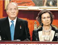  ??  ?? Juan Carlos mit Ehefrau Sofia und mit Sohn Felipe. Tochter Cristina und der derzeit inhaftiert­e Schwiegers­ohn Iñaki Urdangarin. Sie brachte den Steins ins Rollen: Ex-Geliebte Corinna zu Sayn-Wittgenste­in (von links)