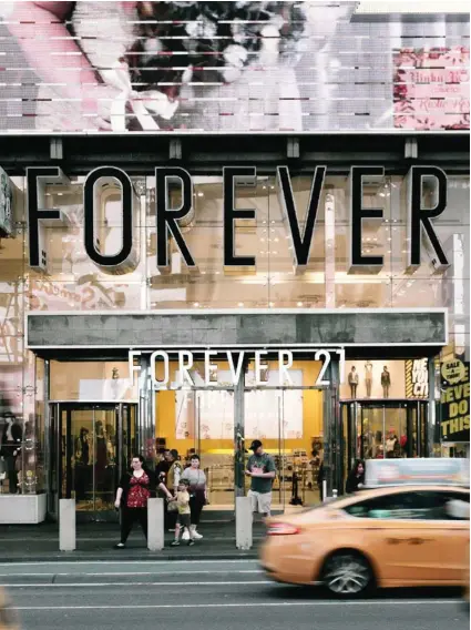  ?? HARUKA SAKAGUCHI/THE NEW YORK TIMES PARA EF ?? Forever 21, la marca que ayudó a populariza­r la moda rápida en Estados Unidos, se declaró en quiebra y cerrará 350 tiendas alrededor del mundo.