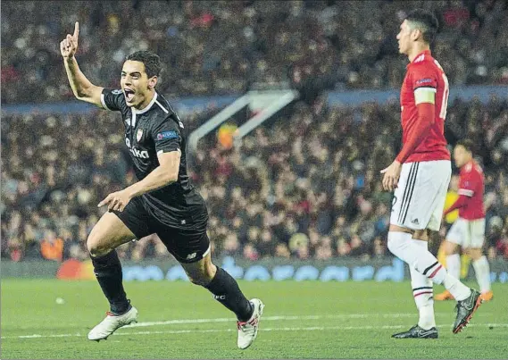  ?? FOTO: EFE ?? Wissam Ben Yedder, héroe del Sevilla en Old Trafford. El delantero franco-tunecino, que no fue titular, noqueó al Manchester United con dos goles en apenas cuatro minutos