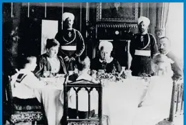  ??  ?? Flanked by Indian servants, Queen Victoria dines at Windsor in 1895 with her daughter Princess Beatrice and family.