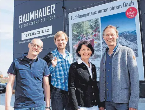 ?? FOTO: GUNTHILD SCHULTE-HOPPE ?? Freuen sich auf ihre neuen Arbeitsplä­tze: Peter Schulz, Rudi Baumhauer, Daniela und Thomas Baumhauer (von links).