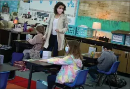  ?? ARIC CRABB — BAY AREA NEWS GROUP ?? Alisal Elementary School first grade instructor Erin Salcido, center, teaches class on Thursday, March 4, in Pleasanton. Students returned to campus for hybrid in-person classes.