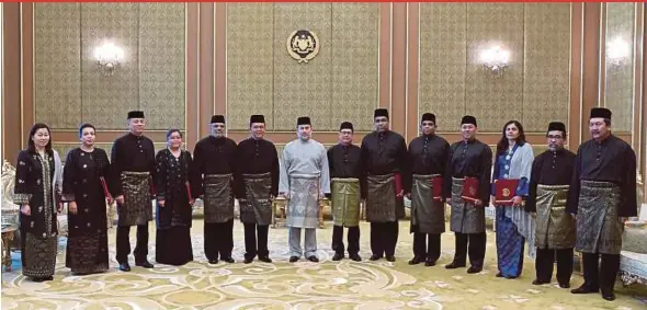  ?? PIC
BERNAMA ?? Yang di-Pertuan Agong Sultan Muhammad V with the newly-appointed envoys at Istana Negara, Kuala Lumpur, yesterday.