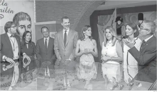  ?? M. G. ?? El delegado del Gobierno en Andalucía, Alfonso Rodríguez Gómez de Celis; los Reyes y la presidenta de la Junta, Susana Díaz, ayer en Bailén.