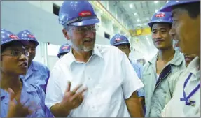  ??  ?? A German expert gives a presentati­on to Chinese staff at a local plant in Dongying.