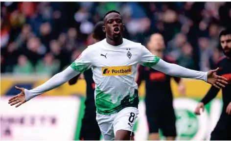  ?? FOTO: MARIUS BECKER/DPA ?? Denis Zakaria jubelt 2019 nach seinem Tor gegen den FC Augsburg.