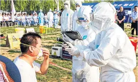  ??  ?? DEADLY The H7N9 virus. Above, a prevention exercise in Henan, China