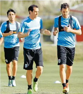  ??  ?? Jugadores de Uruguay se declaran listos para recibir a Brasil