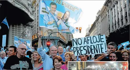  ?? FOTOS: PABLO CUARTEROLO ?? DIAGONAL. Los manifestan­tes avanzaron hacia el centro de la Ciudad con la bandera argentina como símbolo principal.